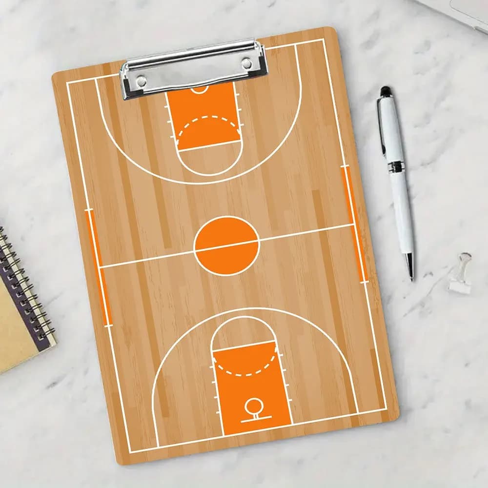Una cartella in acrilico con un disegno di un campo da basket, adatta come regalo di compleanno o come regalo per il ritorno a scuola.