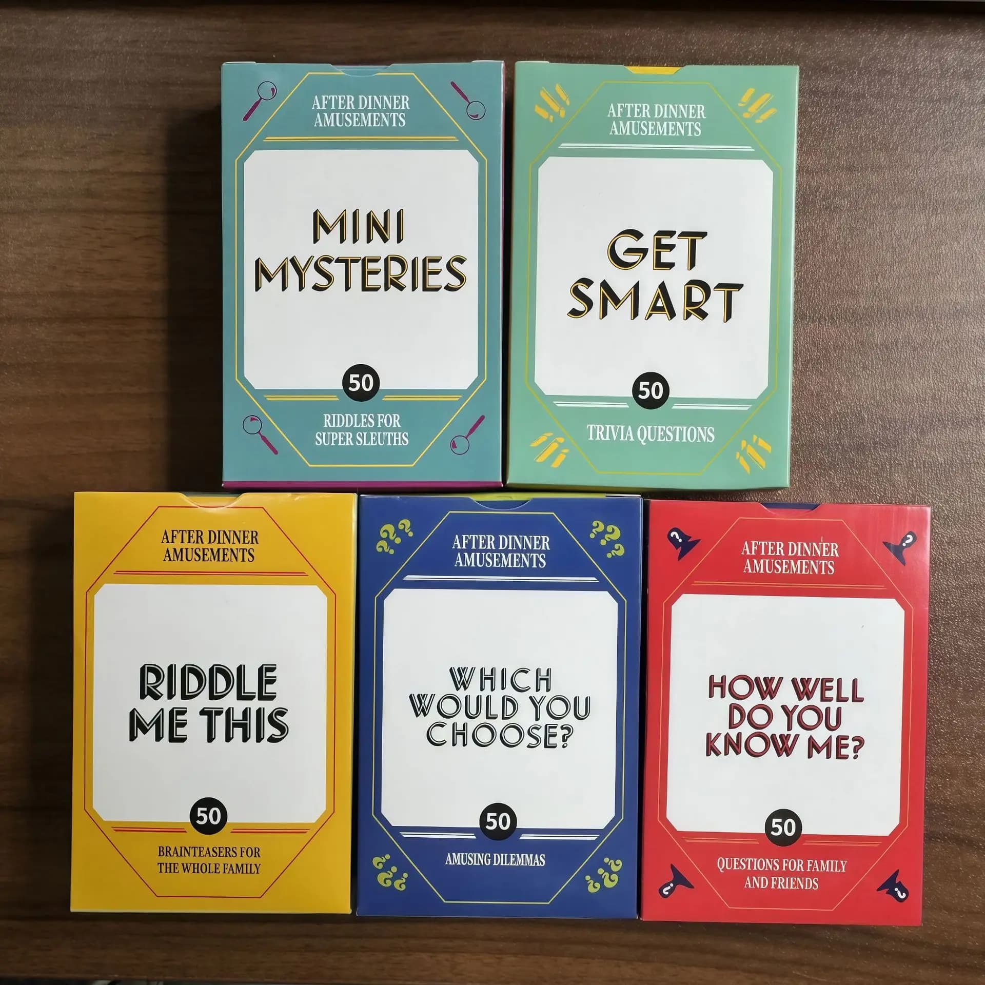 Gioco di Carte Mini Multi-tematico per Cene e Feste, Giochi da Viaggio Portatili, Trivia, Enigmi e Avviatori di Conversazione per Adulti e Bambini