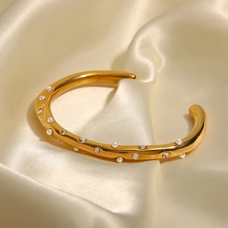 Bracciale a Polsino in Acciaio Inossidabile Placcato Oro 18K, Decorato con Perle e Zirconi, Elegante Accessorio Femminile per Outfit Quotidiani