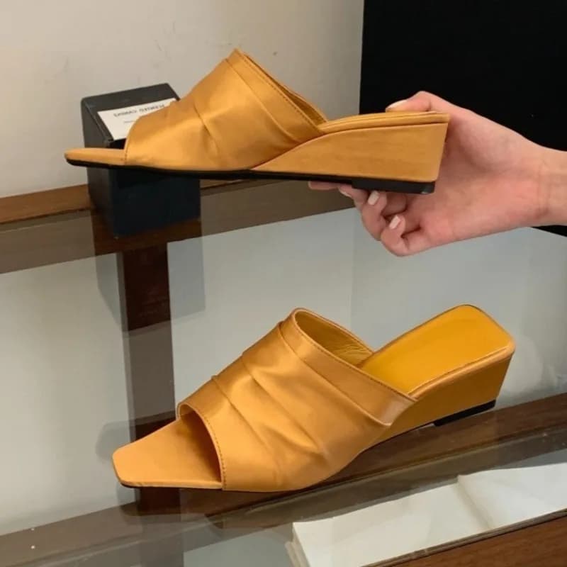 Aneikeh Sandali Sexy da Donna con Zeppa in Raso Plissettato Giallo Oro, Ciabatte con Punta Aperta e Quadrata, Mules Casual Estive