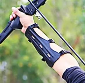 Attrezzatura per tiro con l'arco in pelle Protezione per il braccio 3 cinghie Protezione per l'avambraccio Arco regolabile sicuro Freccia Accessori per l'allenamento del tiro da caccia