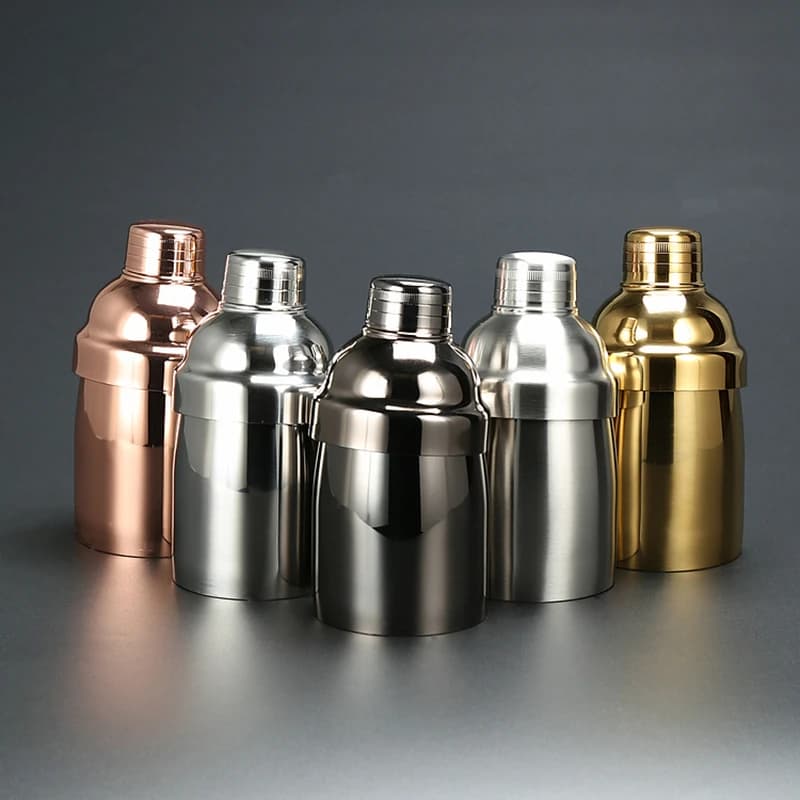 Nuovo arrivo Shaker in acciaio inossidabile Shaker per cocktail Gunmetal Bottiglia nera Strumenti per barista Martini Shaker Drink 550ML