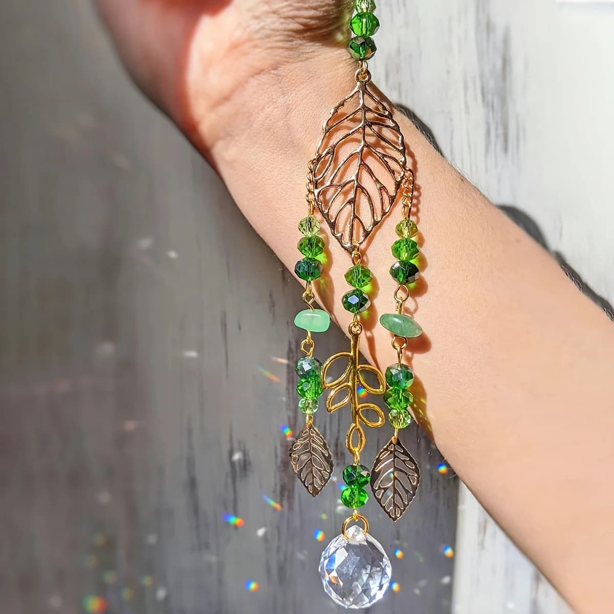 Acchiappasole in Cristallo con Foglia d'Oro e Perline Verdi, Sfera Prismatica Appesa, Creatore di Arcobaleni, Decorazione per Finestre e Tende, Arredo Boho per Casa e Giardino, Regalo