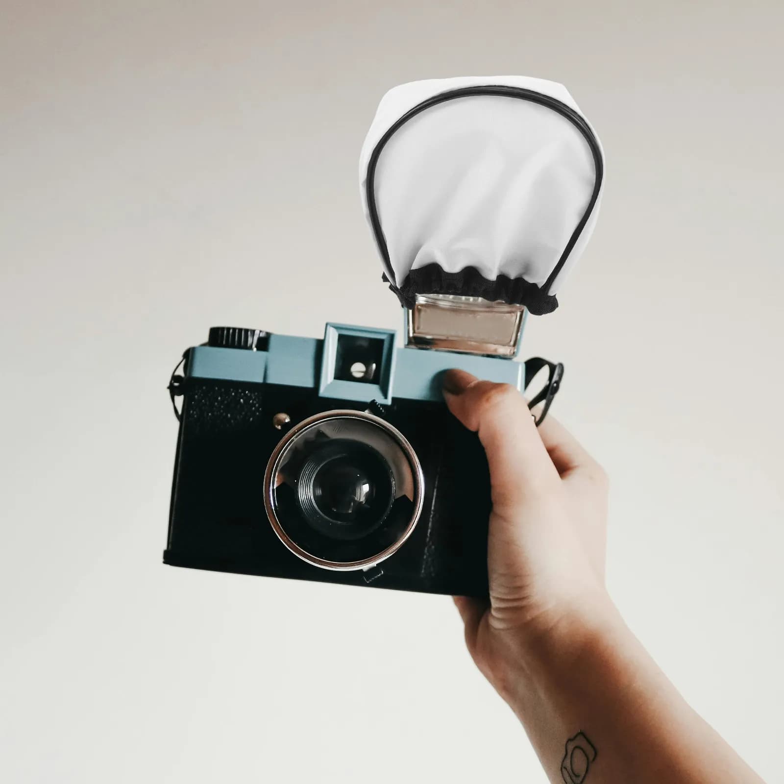 Universal Flash Diffuser Mini Soft Fabric Cover Creates Natural Soft Light Reduces Harsh Glare for Camera Flashgun Speedlight
