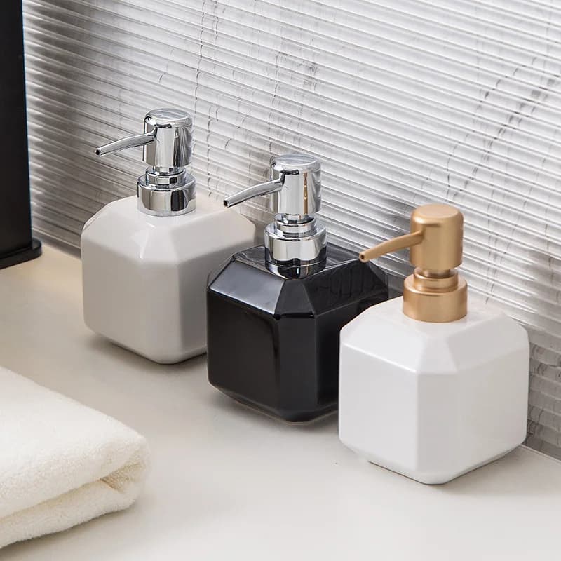 Dispenser di sapone da 360 ml disinfettante per le mani in ceramica quadrato minimalista in bianco e nero con bottiglia divisa per shampoo e gel doccia
