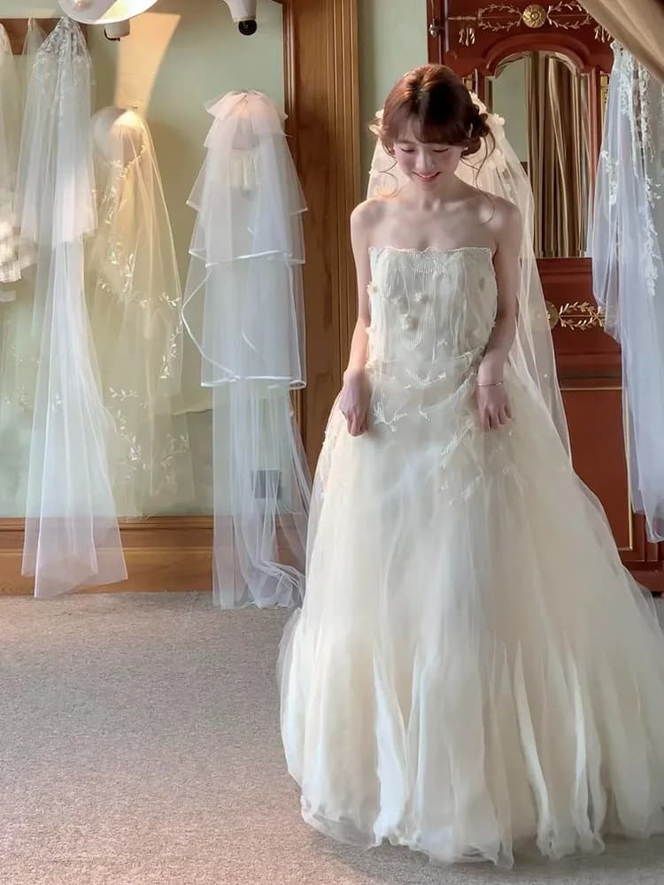 Abito da sposa senza spalline stile vintage con fiori in pizzo, gonna lunga a vita media per fidanzamento e addio al nubilato