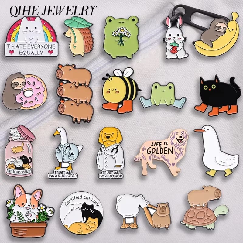 Spille smaltate della serie Animali Carini, stile cartone animato Kawaii, con personaggi Capibara, Gatto, Dottore Animale, Cane, per zaino, risvolto, gioielli, regalo