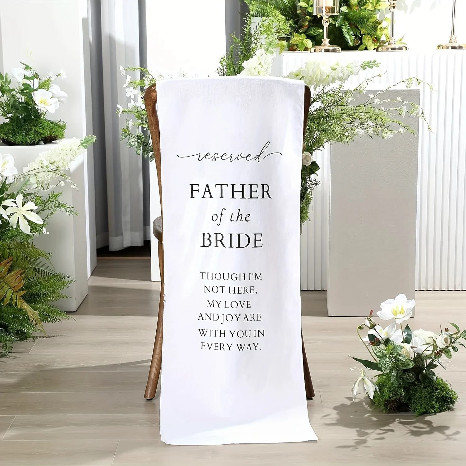 Banner con segno della sedia riservata commemorativa per il matrimonio del padre della sposa nella memoria amorevole dei genitori che celebra il matrimonio del paradiso
