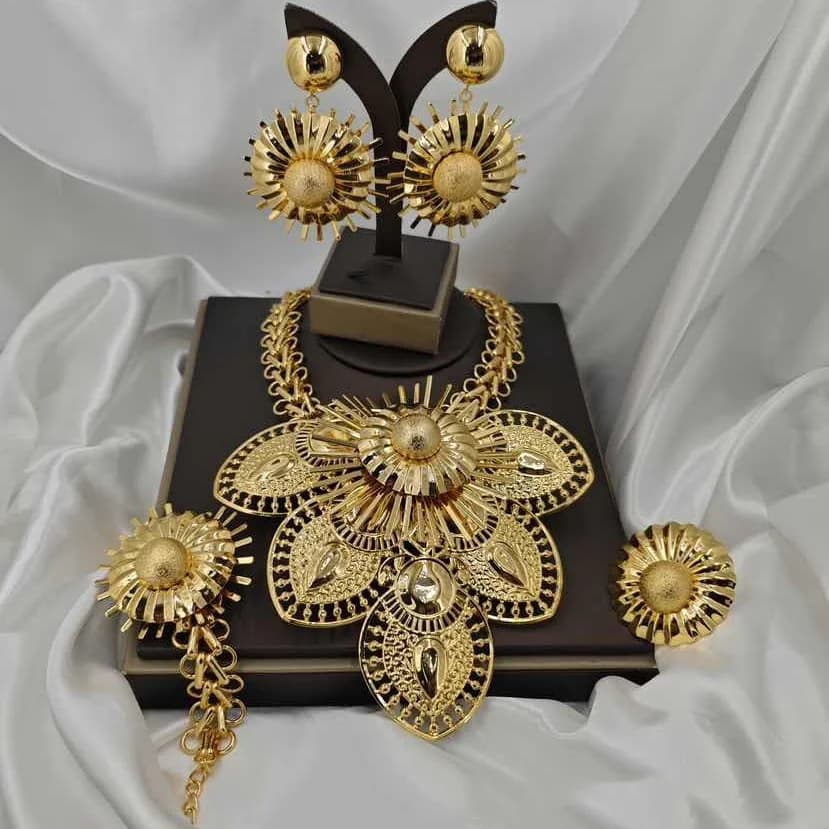 Set di Gioielli Geometrici Cavi con Grande Catena, Leggeri e Alla Moda, Placcati in Oro, Collana, Bracciale, Orecchini e Anello, 4 Pezzi