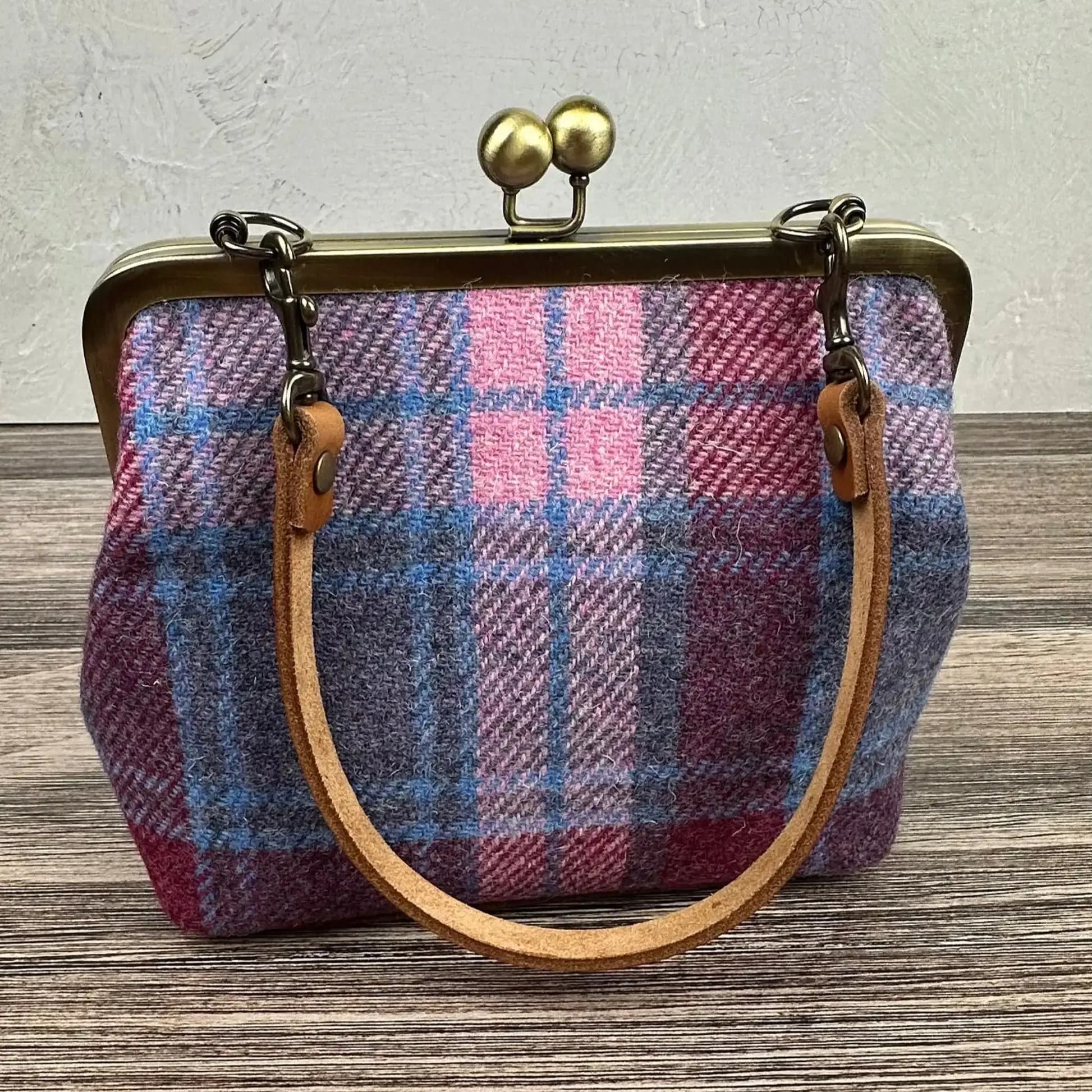 Lost In Tessuto di lana tweed Harris vintage con un ricco fondo in pelle Borsa a mano o borsa a tracolla con chiusura a bacio in metallo
