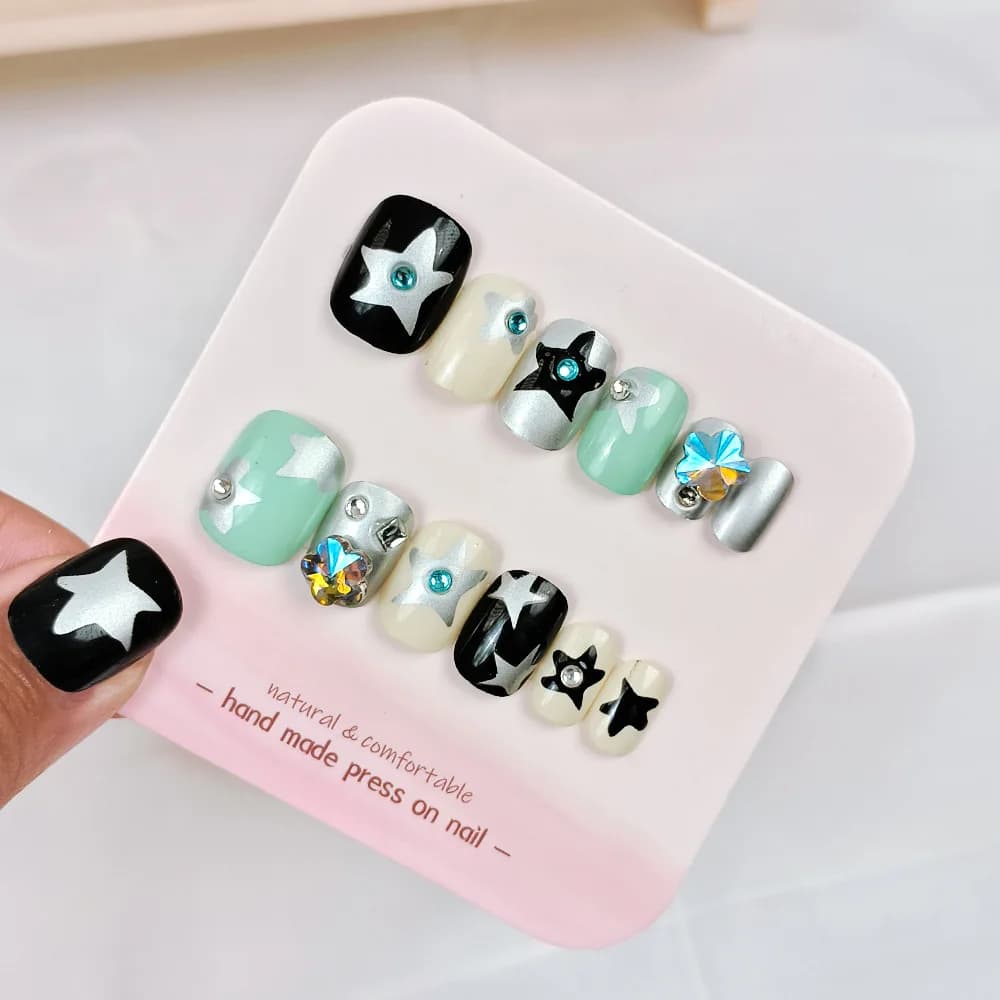 Nuova Collezione 2026: Nail Art Minimalista in Gel con 24 Adesivi per Unghie a Forma di Stella Argento-Bianco