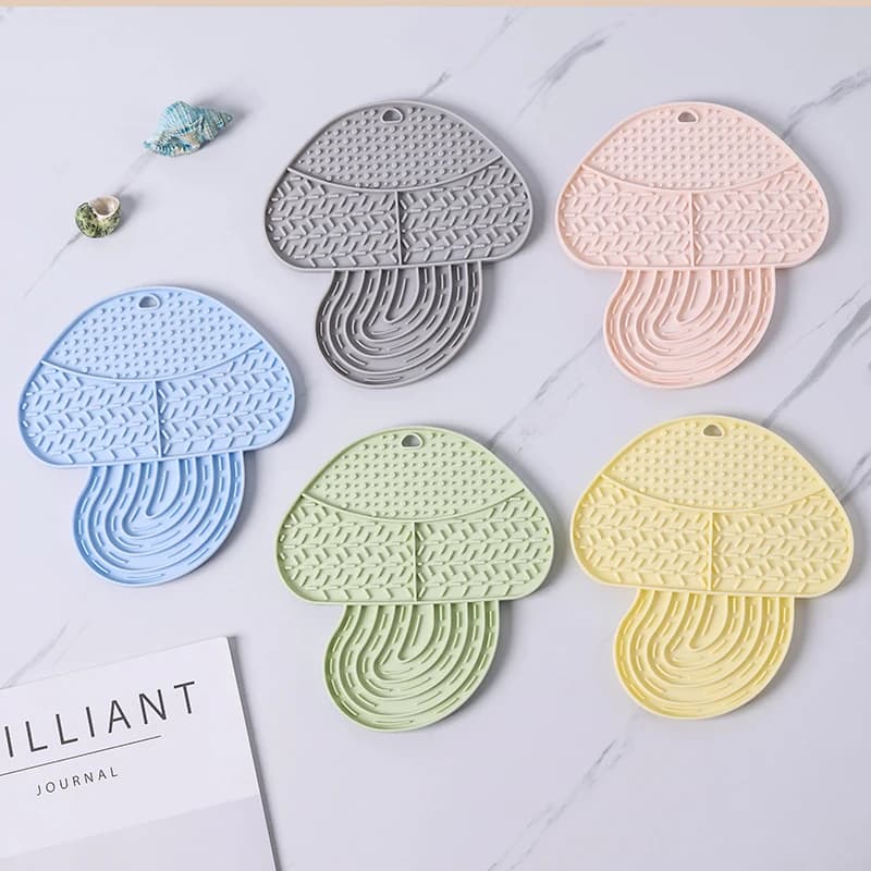 Pet silicone licking mat cat and dog food bowl licking slow feeder pet tableware silicone slow feeder dog bowl cat treat mat