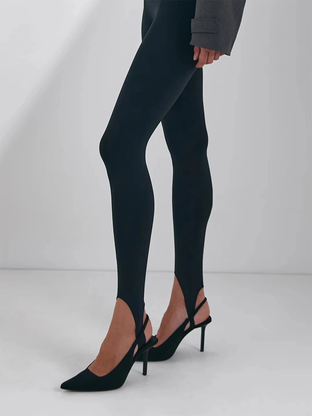 Leggings neri senza cuciture con cinghie Yoga Estate Leggermente moda Collant slim a vita alta sexy Sollevamento dell'anca