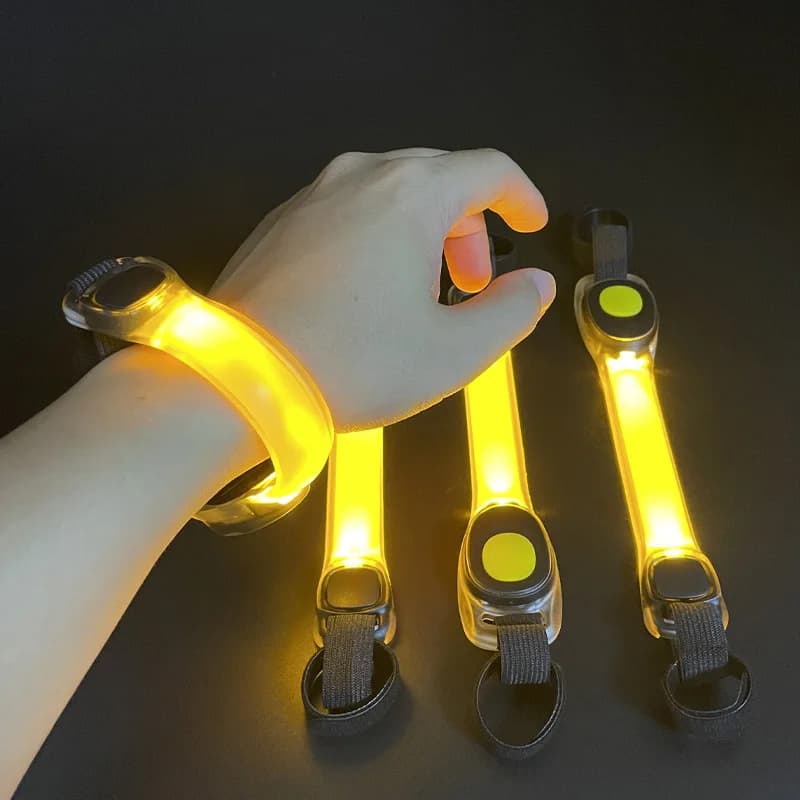 Nuovo guinzaglio multifunzionale per animali domestici con collare illuminato e cinghie per portare a spasso i cani di notte, luce di avvertimento LED anti-smarrimento