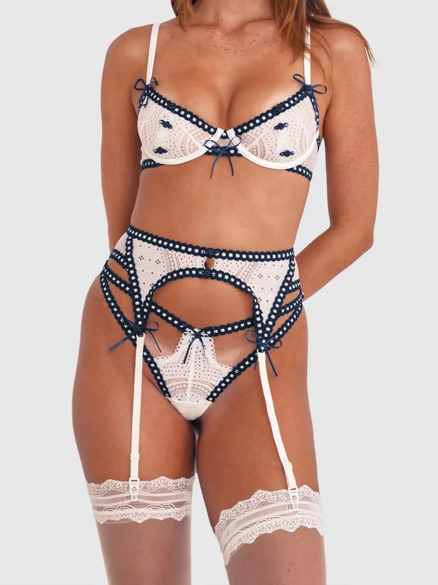Full sexy modeling underwear in transparent mesh with 3D decorations in pink, V neckline, fixed shoulder straps and low waist for young women
