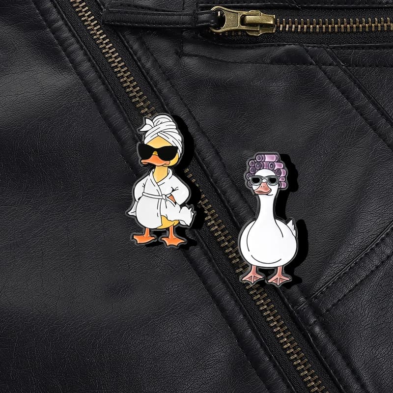 Creative, trendy and fun fit, with duck feathers, oca-shaped metal pin, custom clothing accessories, distinctive pin