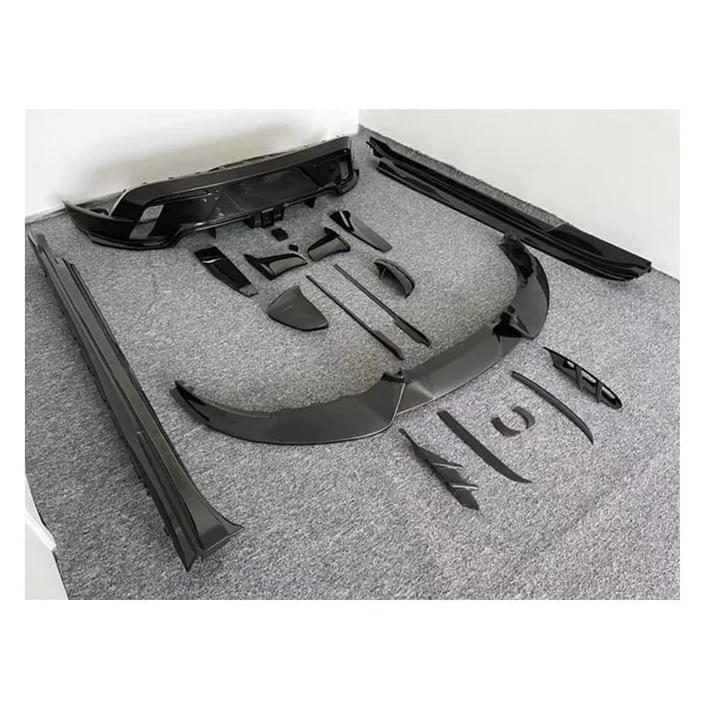 Kit Carrozzeria in Carbonio Stile M per Porsche Taycan con Splitter Anteriore, Minigonne Laterali, Copertura Fari, Diffusore, Alettone e Prese d'Aria Paraurti