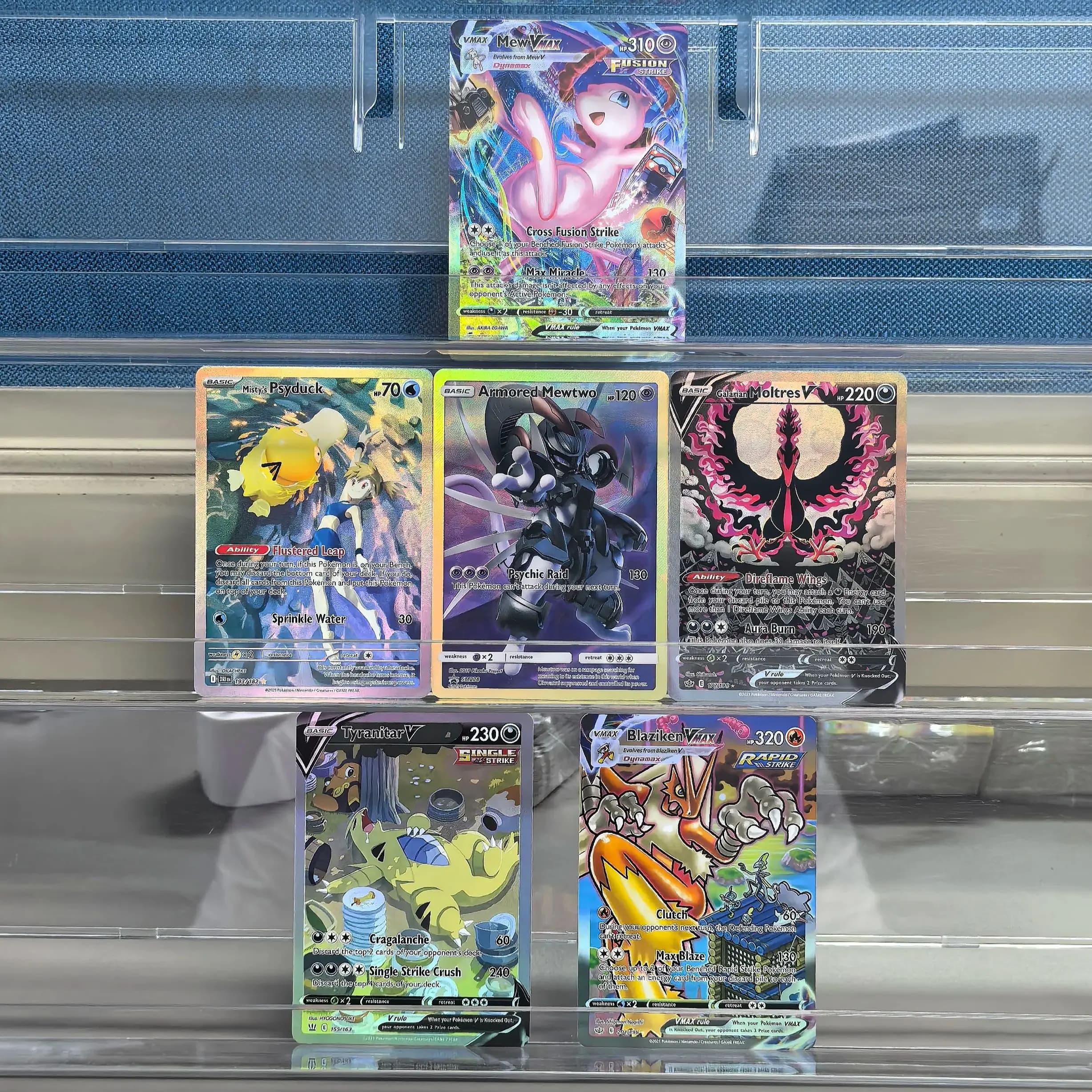 6 Pezzi Carte da Collezione P.M. in Inglese, Carte Base Mew Tyranitar Blaziken Mewtwo Psyduck Moltres V Vmax, Carte da Gioco Classiche Anime, Giocattoli