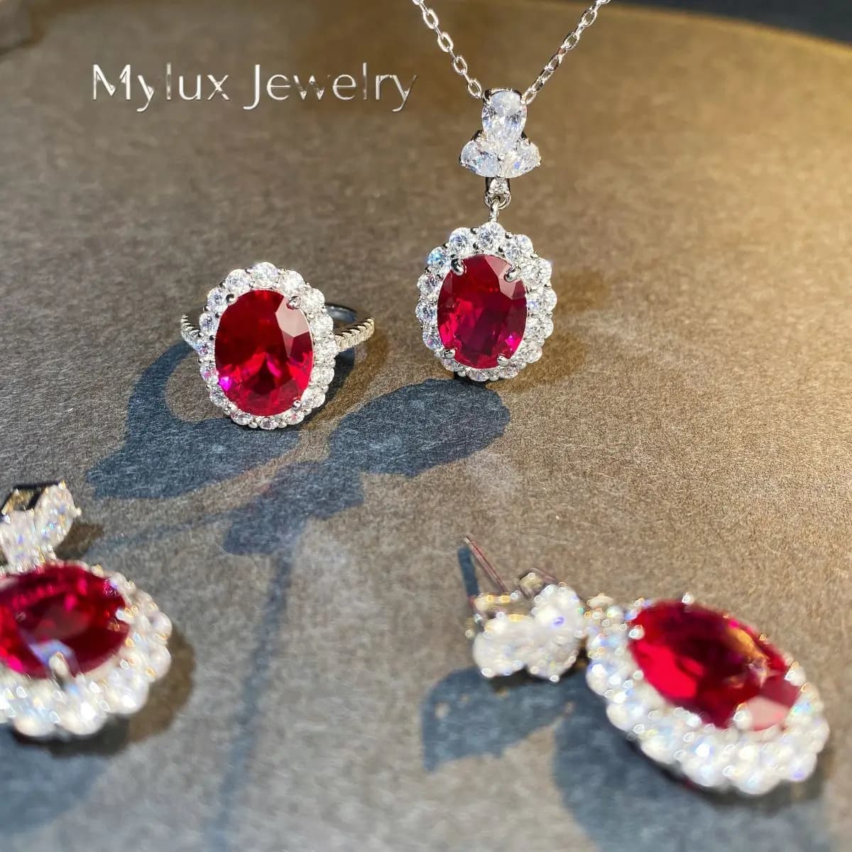 Orecchini di Lusso Mylux in Platino PT950 con Corindone Rosso e Diamanti per Donna
