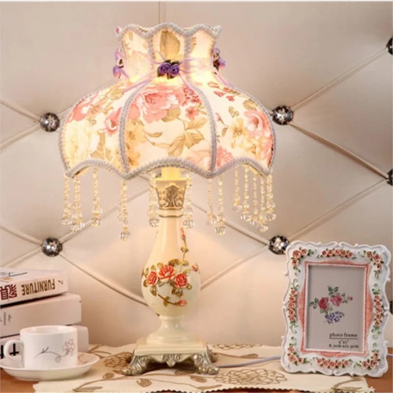 Lampada da tavolo in stile europeo Lampada da comodino per camera da letto Moda creativa Matrimonio Casa Lampada da tavolo calda Illuminazione domestica in piedi europea