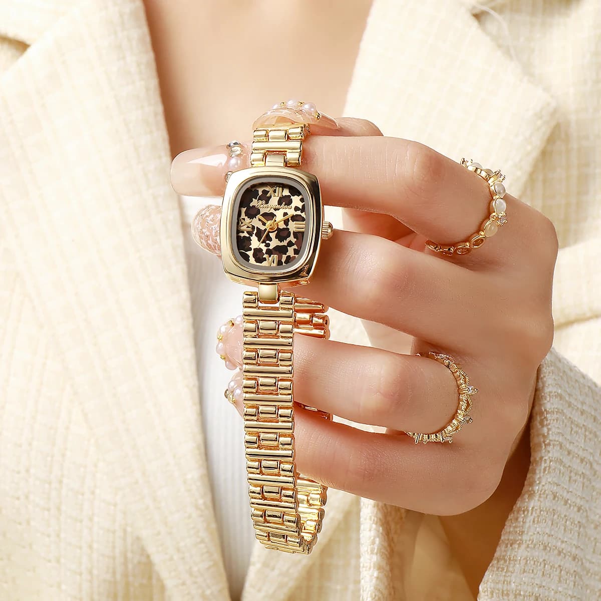 Wrist Watch – Women's Model 2026, New Design Square, Lightweight Luxury, Style Small Circle Bracelet, Elegant and High Range, Gift