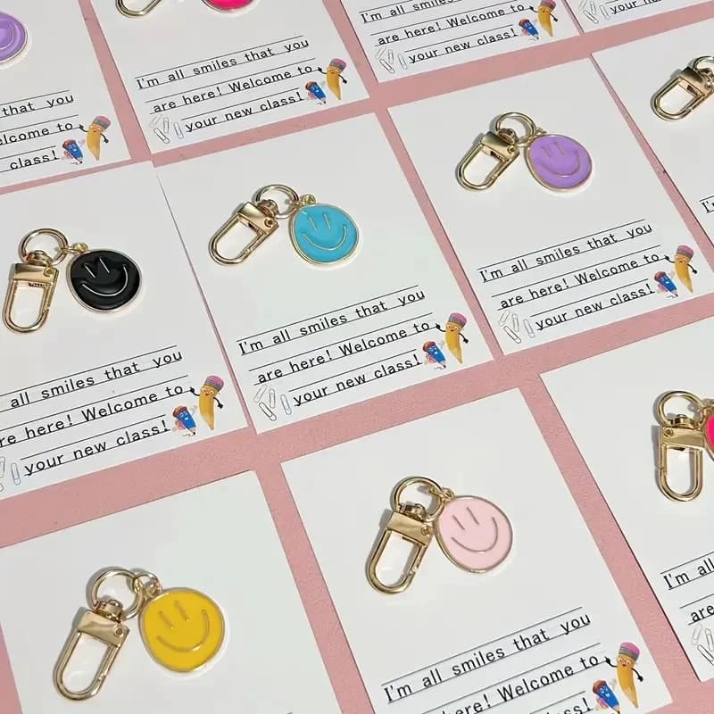 A Set of 25pcs for The Opening Ceremony, 7 Random Colors And Styles, Key Chains of Various Colors, Welcome to The New Class, a G