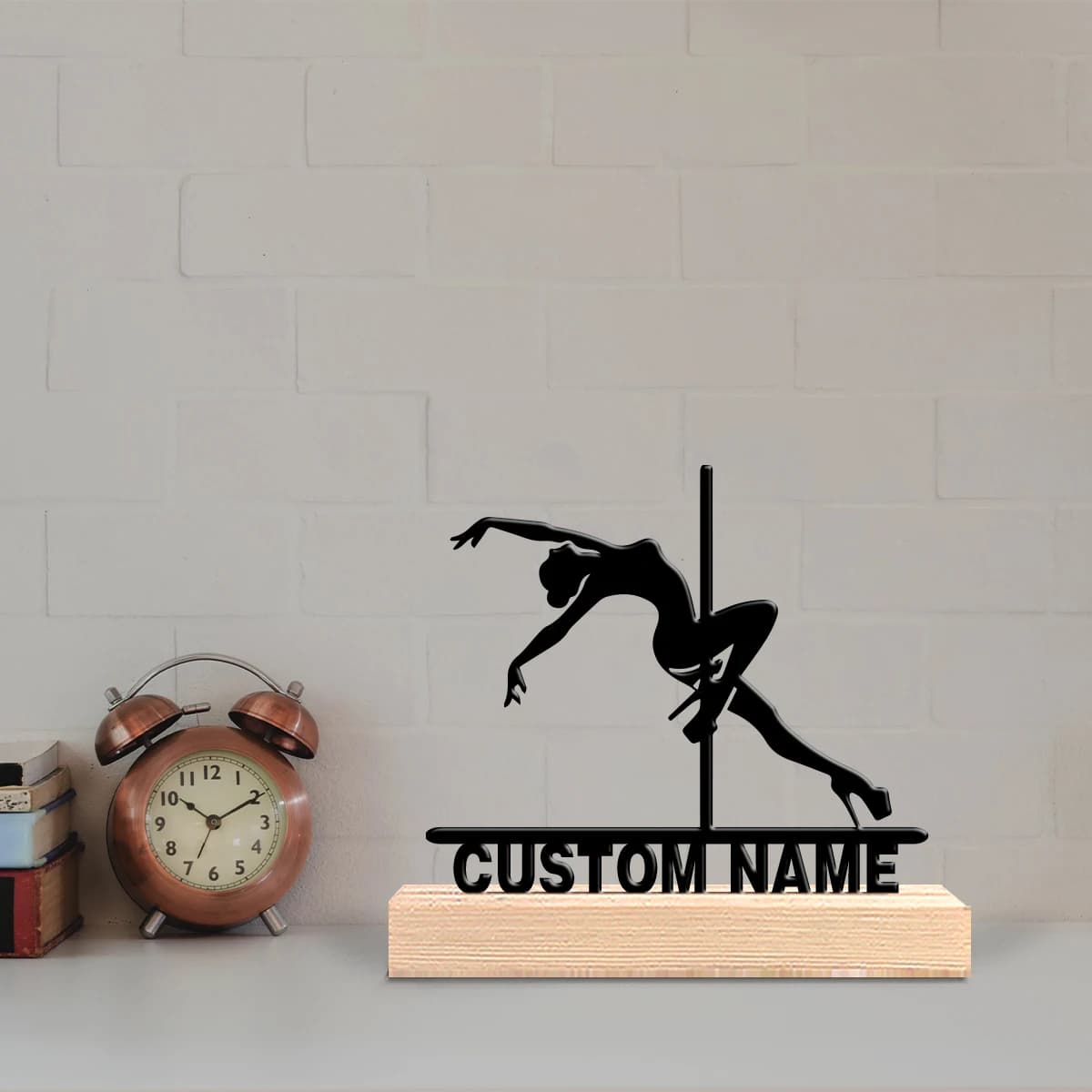 Statua in Metallo Personalizzata per Pole Dance con Base in Legno, Decorazione da Tavolo, Scultura da Scrivania Avventurosa