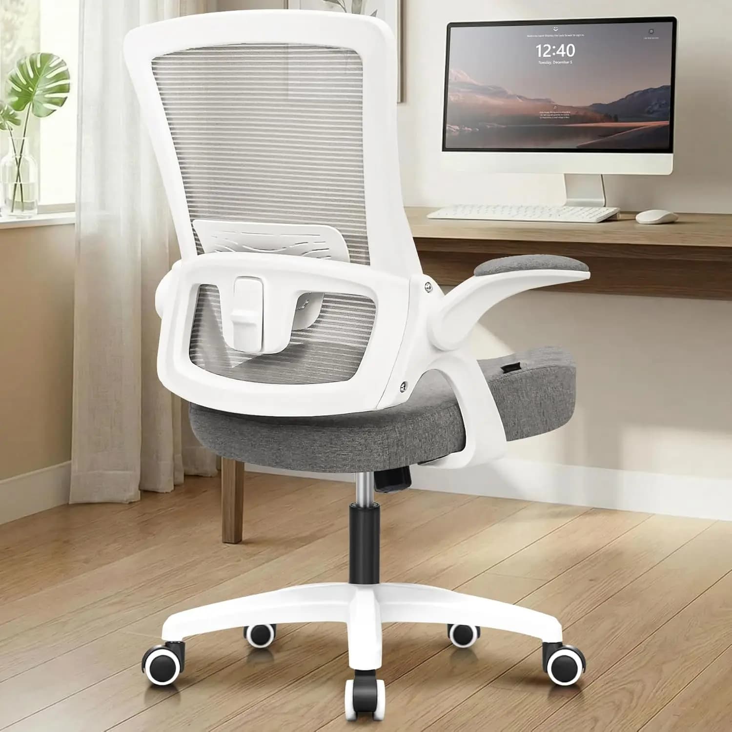 Sedia da ufficio ergonomica grigia con schienale alto in rete, sedia da gaming per computer con ruote, braccioli regolabili e ribaltabili, supporto lombare confortevole
