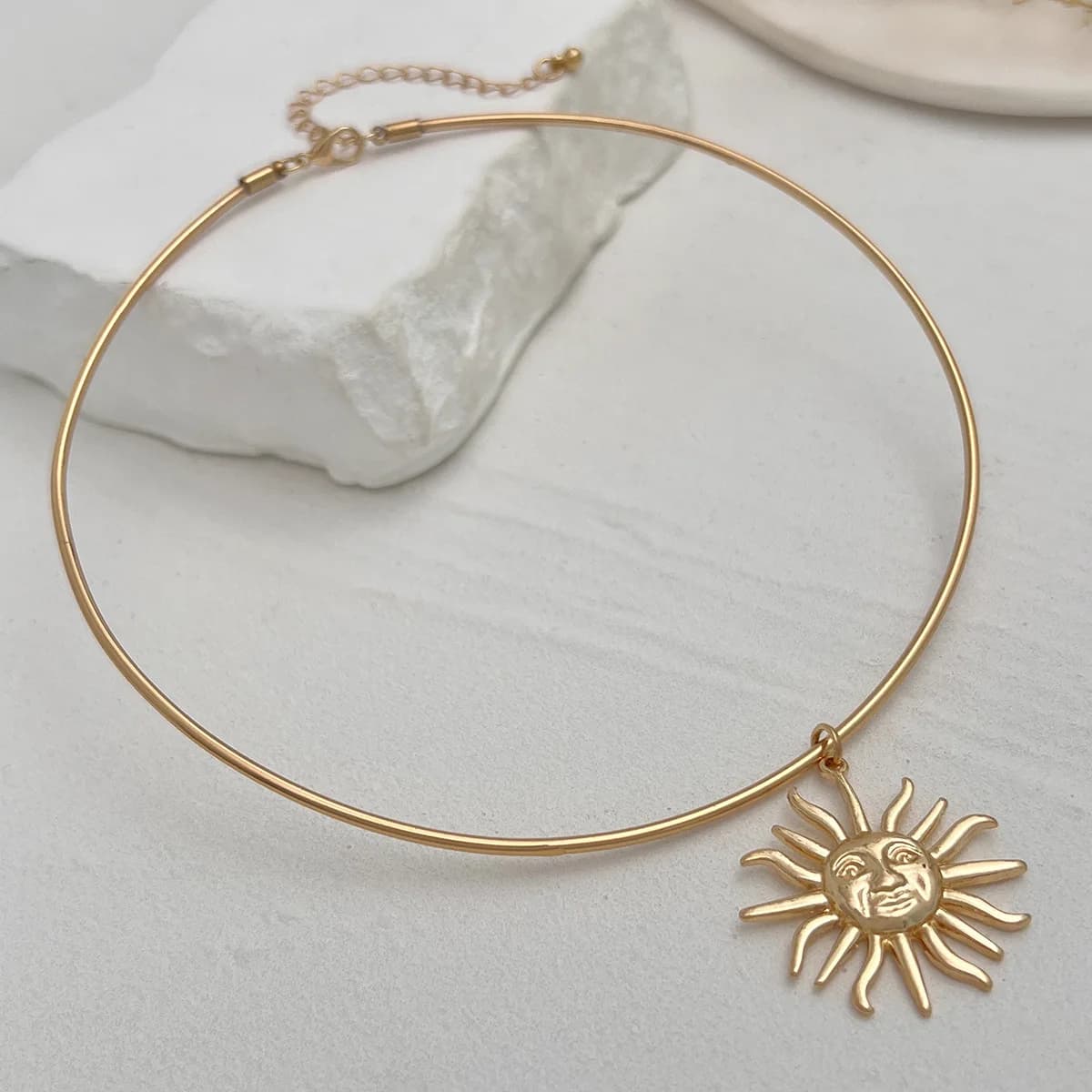 Retro Smooth Golden Metal Thin Choker Necklace for Women Trendy Sun Pendant Necklace Torques Summer Neck Chain Jewelry