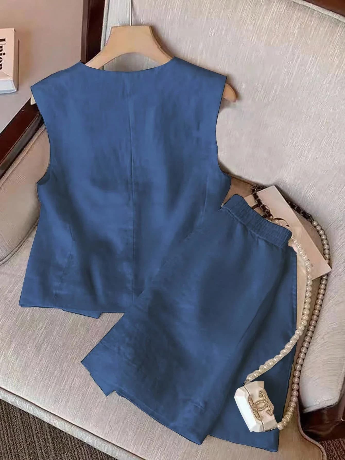 Completo casual da donna a due pezzi con gilet monocolore e pantaloncini.