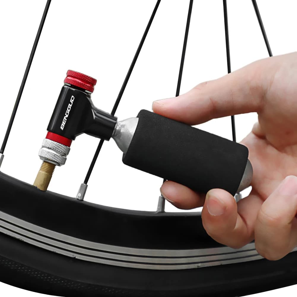 Gonfiatore per pneumatici per biciclette CO2 Pompe per gonfiaggio Testa di gonfiaggio Schrader e Presta Strumento per pompa per pneumatici per bici con copertura in spugna per basket da bicicletta