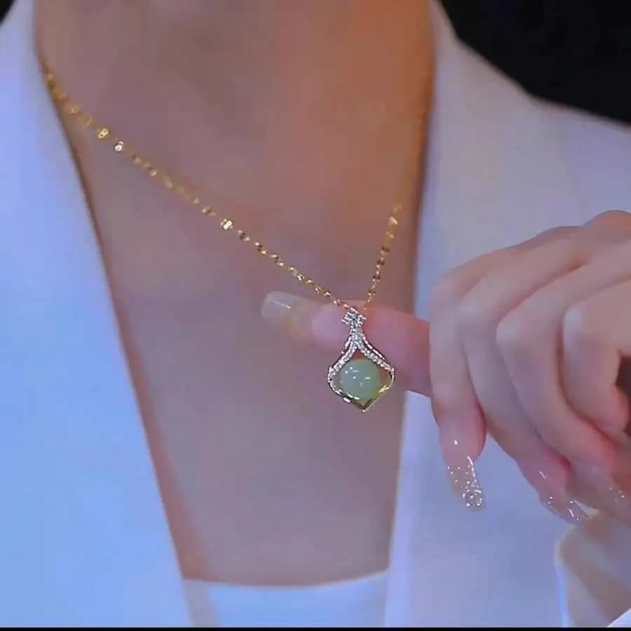 1 collana in acciaio inossidabile con pendente a forma di loto non in giada, squisita, per l'uso quotidiano da donna