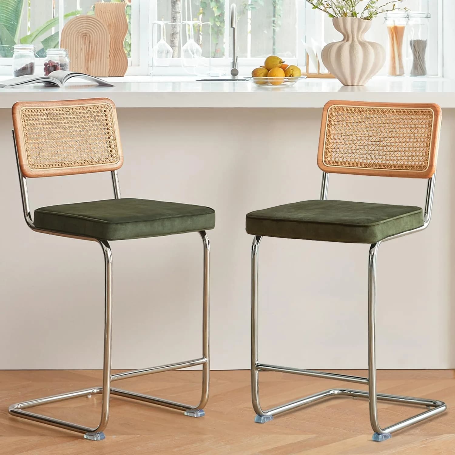 Set di 2 Sgabelli da Bar in Rattan Naturale con Schienale in Legno Massello, Altezza 60 cm, Stile Moderno Mid-Century, Gambe in Metallo Cromato
