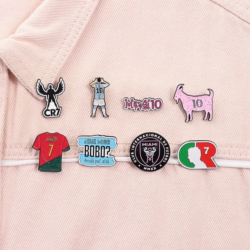 Personaggio del calcio dei cartoni animati Spilla smaltata Spilla da bavero Numero 7 Giocatore Club di calcio Fan Badge Vestiti Gioielli divertenti Regalo per un amico