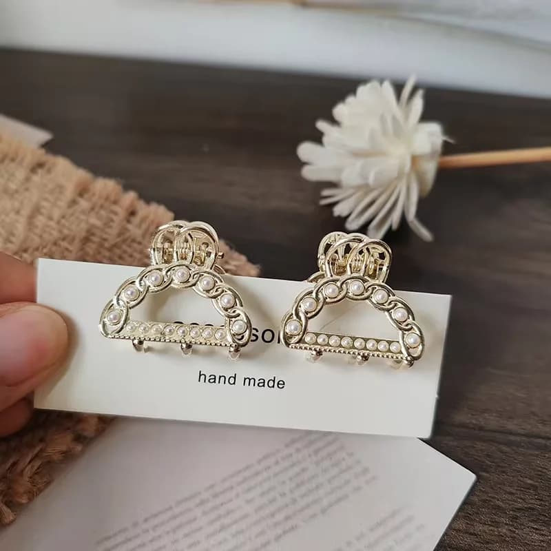 Morsetto per artiglio in metallo elegante perla e cristallo 2 pezzi Clip per afferrare di piccole dimensioni Fermaglio per capelli con squalo accentato con strass per coda di cavallo alta