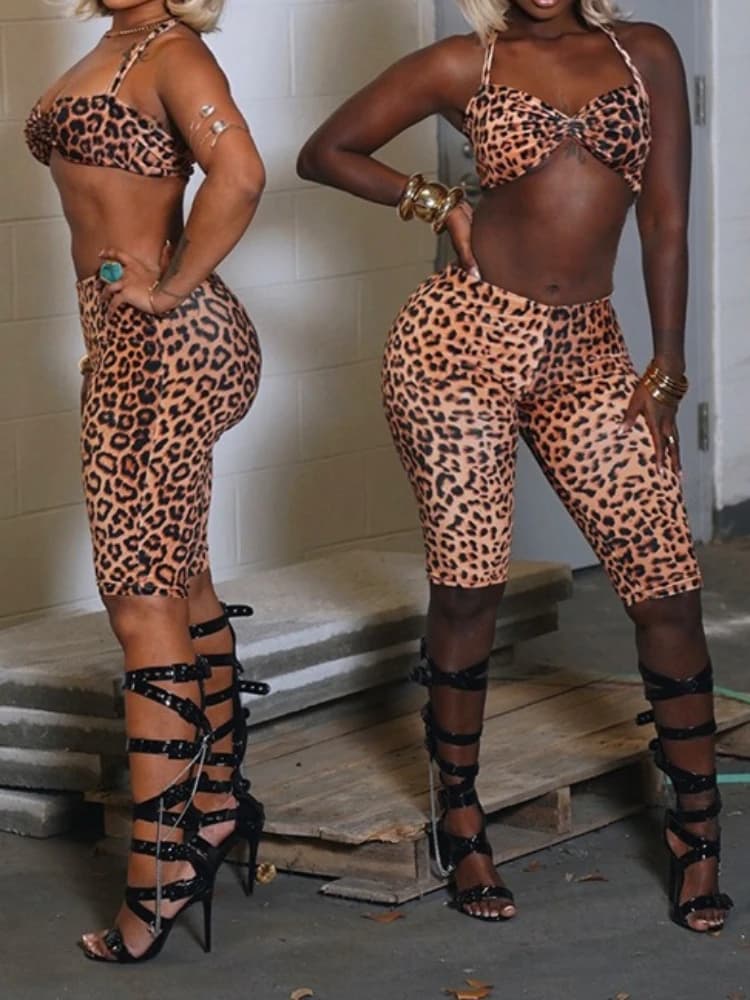 Completo due pezzi Foamlina con stampa leopardata da donna, sexy top corto senza maniche con allacciatura al collo e pantaloncini abbinati, set Y2K per feste, club e streetwear
