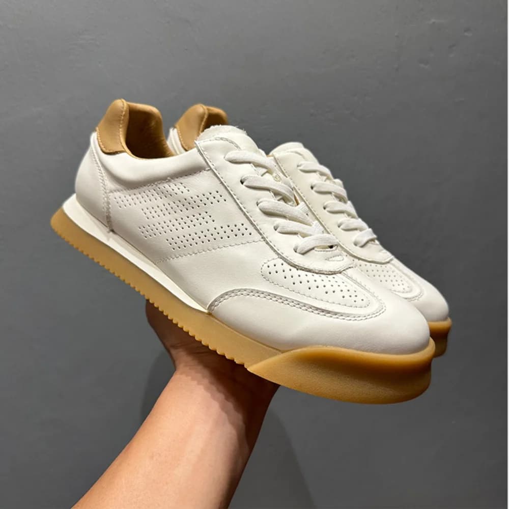 Scarpe da corsa casual da uomo classiche alla moda, bianche, traspiranti, alla moda, che aumentano le scarpe da tavolo casual
