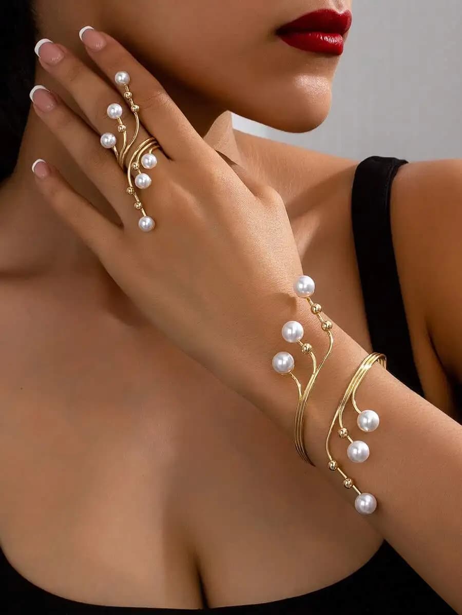 Set di bracciale con perle e anello spesso con linee geometriche per donna, gioielli vintage alla moda.