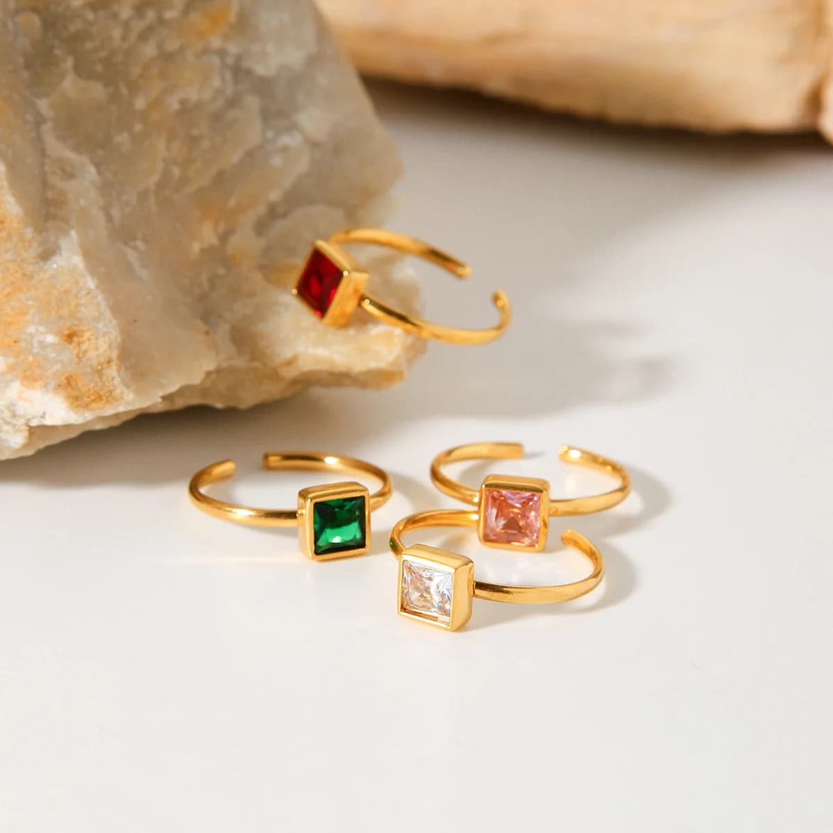 Anello in Acciaio al Titanio per Donne, Lusso Discreto di Alta Gamma, Acciaio Inossidabile Placcato Oro 18K, con Zirconi Quadrati Incastonati