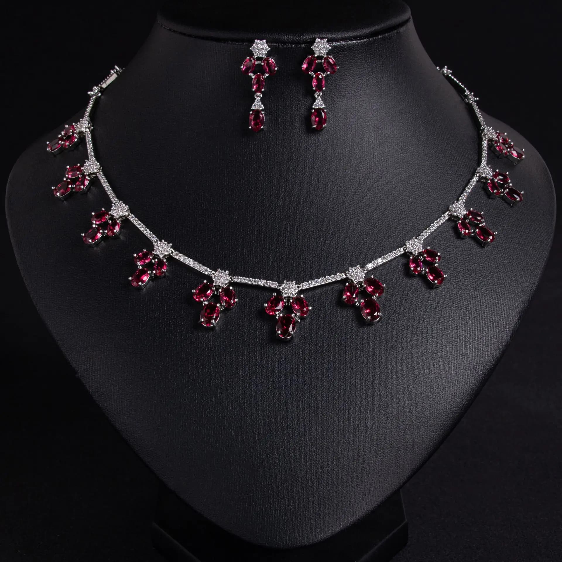 Set di collane europee e americane, orecchini, set di gioielli, catena di set di abiti da banchetto, interi di gioielli da sposa versatili e alla moda