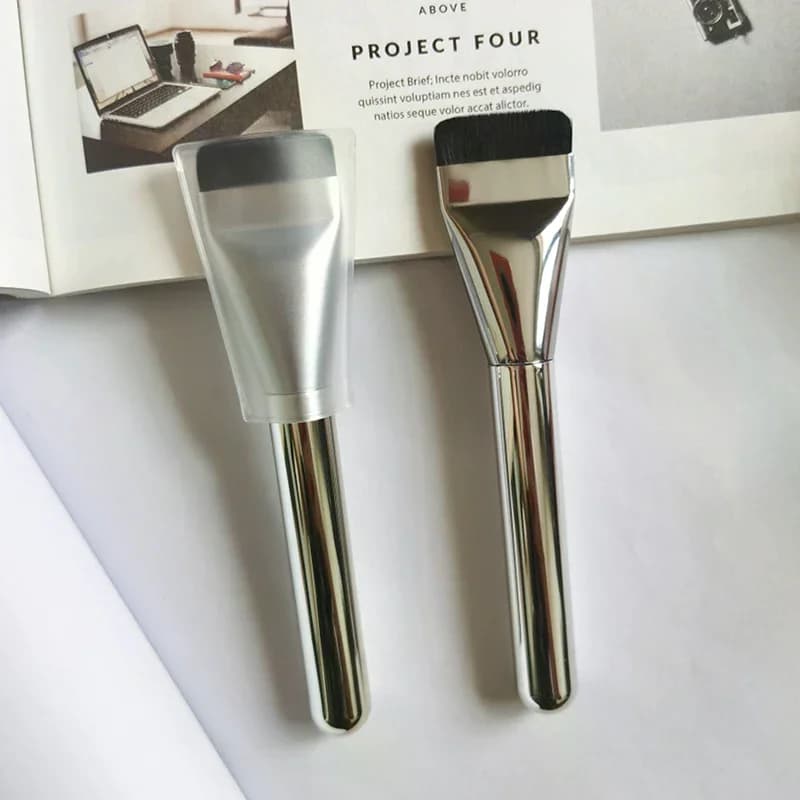 Ultra thin, light and flat foundation brush, to contour the face and shade liquid foundation or cream