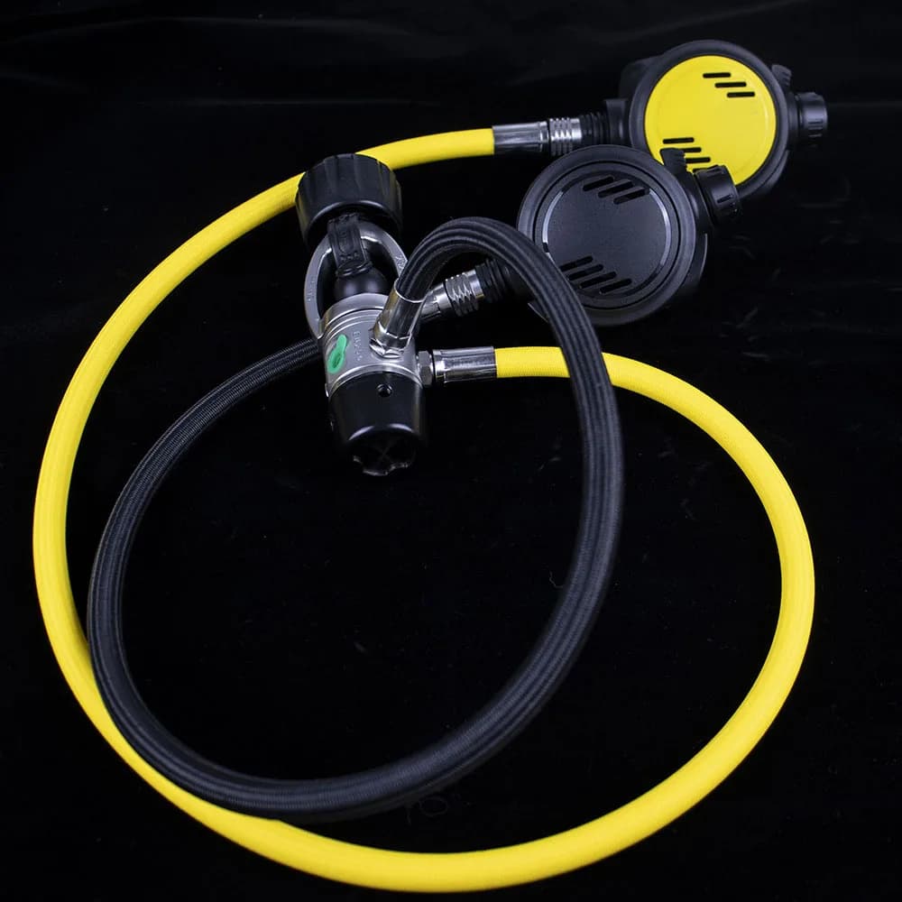 Underwater diving regulator set with adjustable balanced diaphragm for underwater breathing