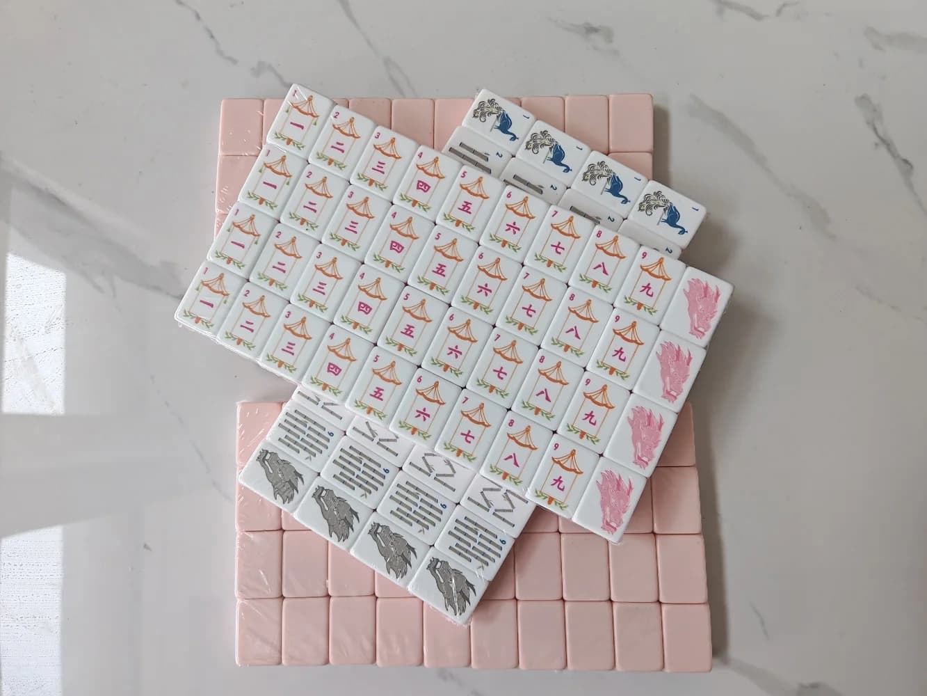 Set di Mahjong Americano con Tessere in Polvere di Ibisco, 160 Tessere in Acrilico a 4 Strati, Incisione Laser, Lussuoso e Portatile
