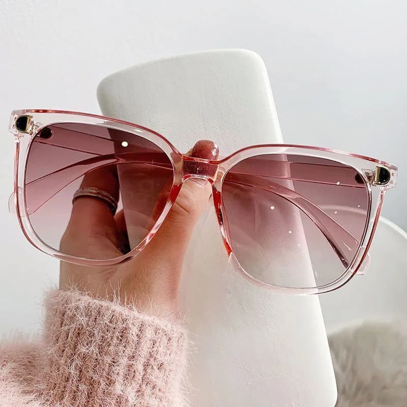 Nuovi occhiali da sole da donna con protezione UV, montatura grande, lenti sfumate e design elegante.