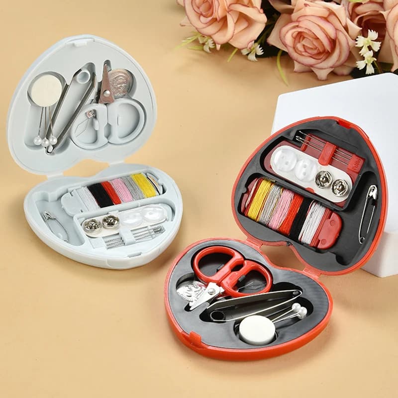 Gita in viaggio Comoda mini scatola da cucito Bottoni domestici Perni a forbice Scatola di immagazzinaggio a forma di cuore Strumento da cucito da viaggio portatile