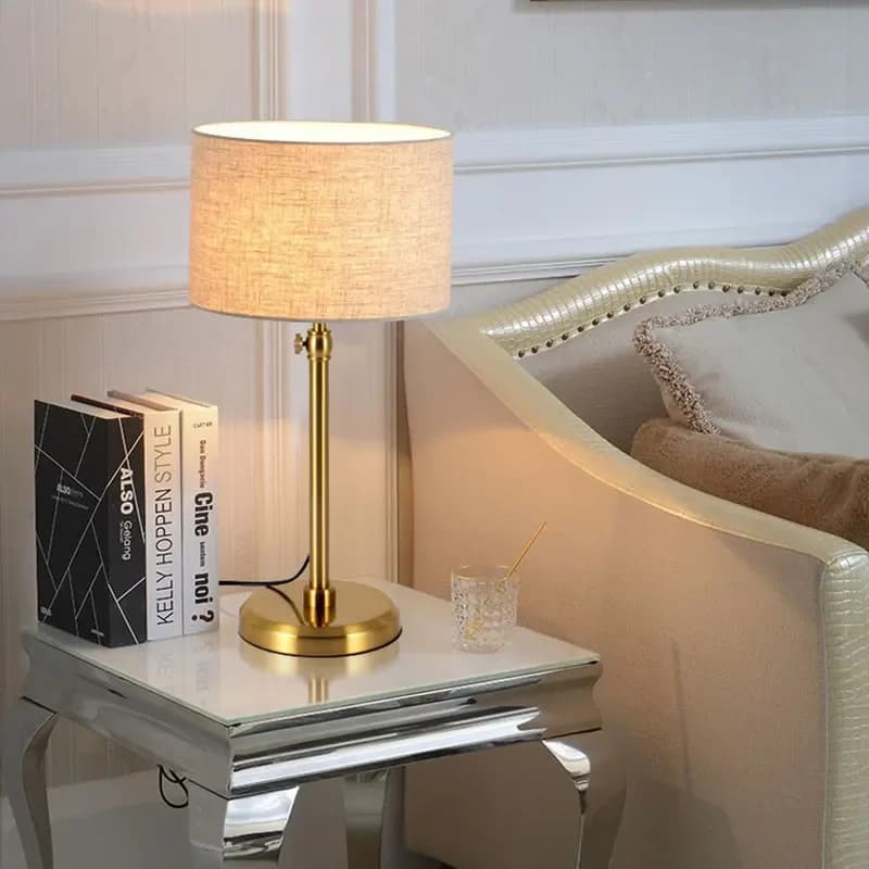 Lampada da tavolo americana regolabile in tessuto metallico Lampada decorativa di lusso per soggiorno e camera da letto Lampada da scrivania da comodino per divano retrò