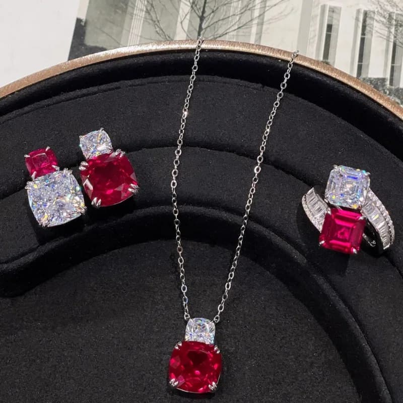 Collana con ciondolo in corindone rosso di lusso leggero, coltivazione di cena alla moda, set di rubini sintetici, orecchini del tesoro, anello AB