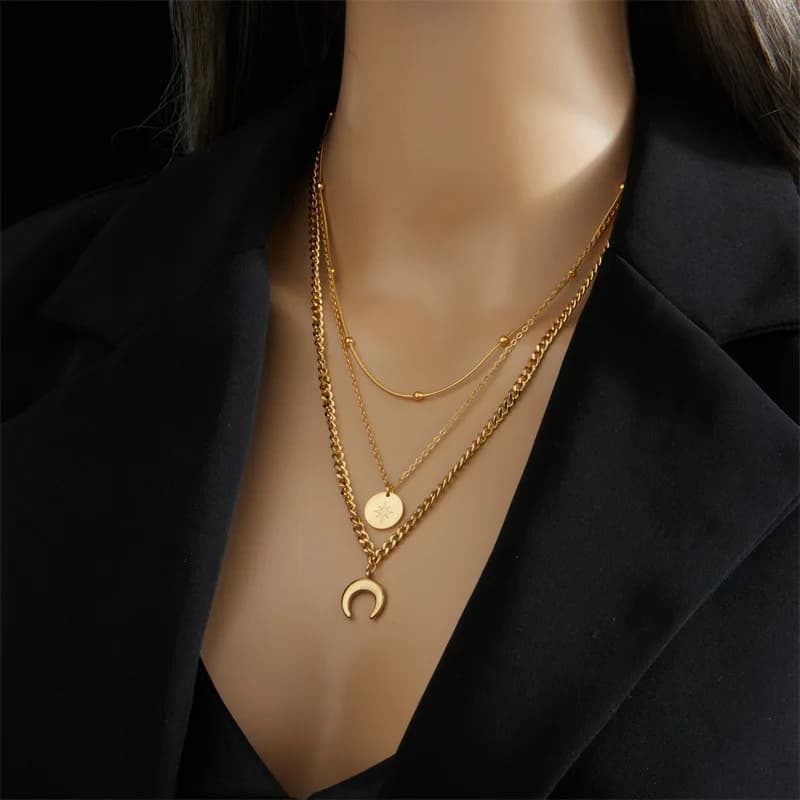 Collana da donna in lega di zinco dorata a doppio strato, con ciondolo rotondo cavo, stile lusso leggero, catena per clavicola