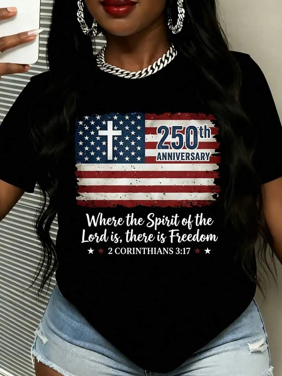 T-shirt girocollo taglie forti con croce della bandiera americana e scritta '250th Anniversary', top casual religioso e patriottico da donna