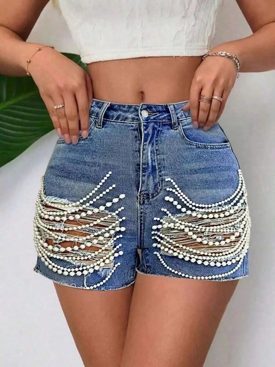 Shorts in denim a vita alta da donna con perle e design strappato effetto distressed